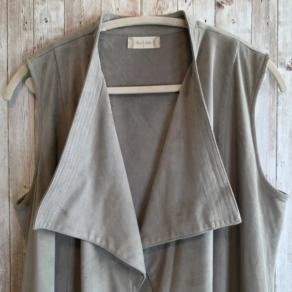 Altar'd State Gray Sleeveless Vest - Picture 2 of 8